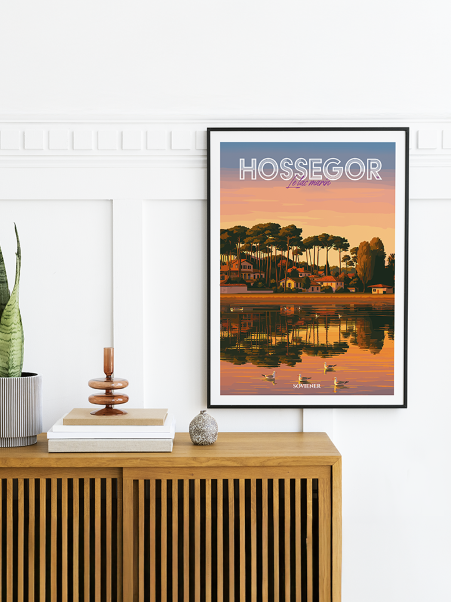 Illustration vintage du lac marin d'Hossegor au coucher du soleil, reflets orangés sur l'eau, pins maritimes et villas basco-landaises en arrière-plan, style rétro, imprimée à Montauban.
