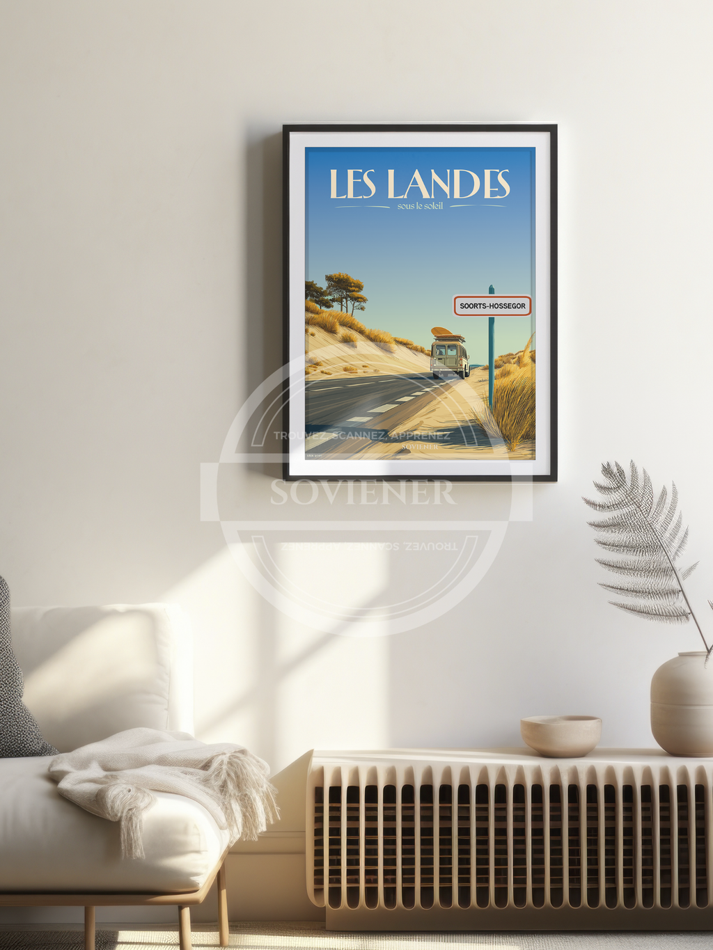 Illustration vintage d'un van avec planche de surf sur le toit sur une route bordée de dunes, panneau indicateur "Hossegor", style affiche de voyage rétro des Landes, imprimée à Montauban.