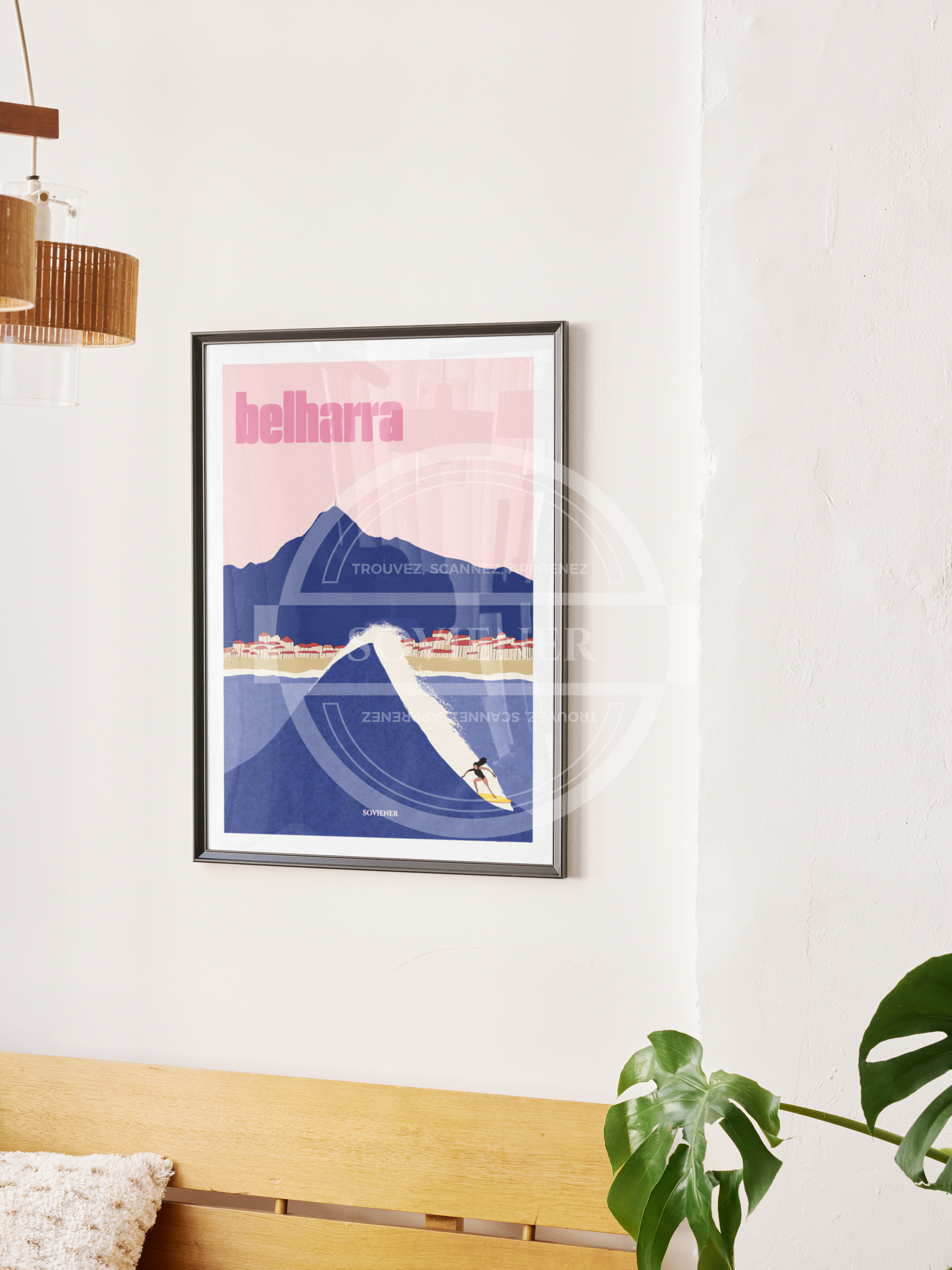 Illustration vintage minimaliste d'un surfeur sur la vague géante de Belharra, ciel rose et montagnes bleues en arrière-plan, texte "belharra" en rose, imprimée à Montauban sur papier 350g.