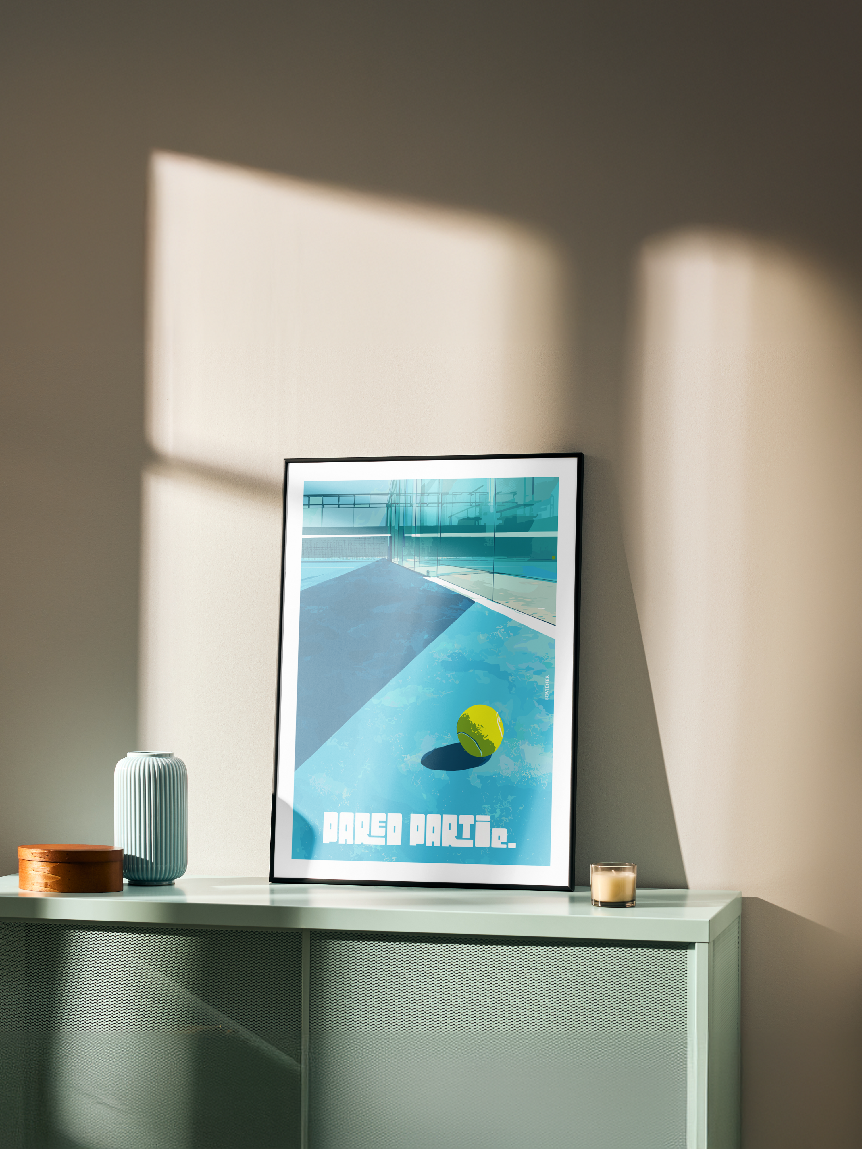 Illustration vintage de padel montrant une balle jaune sur un terrain bleu azur avec reflets sur les parois en verre, texte "PADEL PARTIE" style rétro, imprimée à Montauban sur papier 350g.