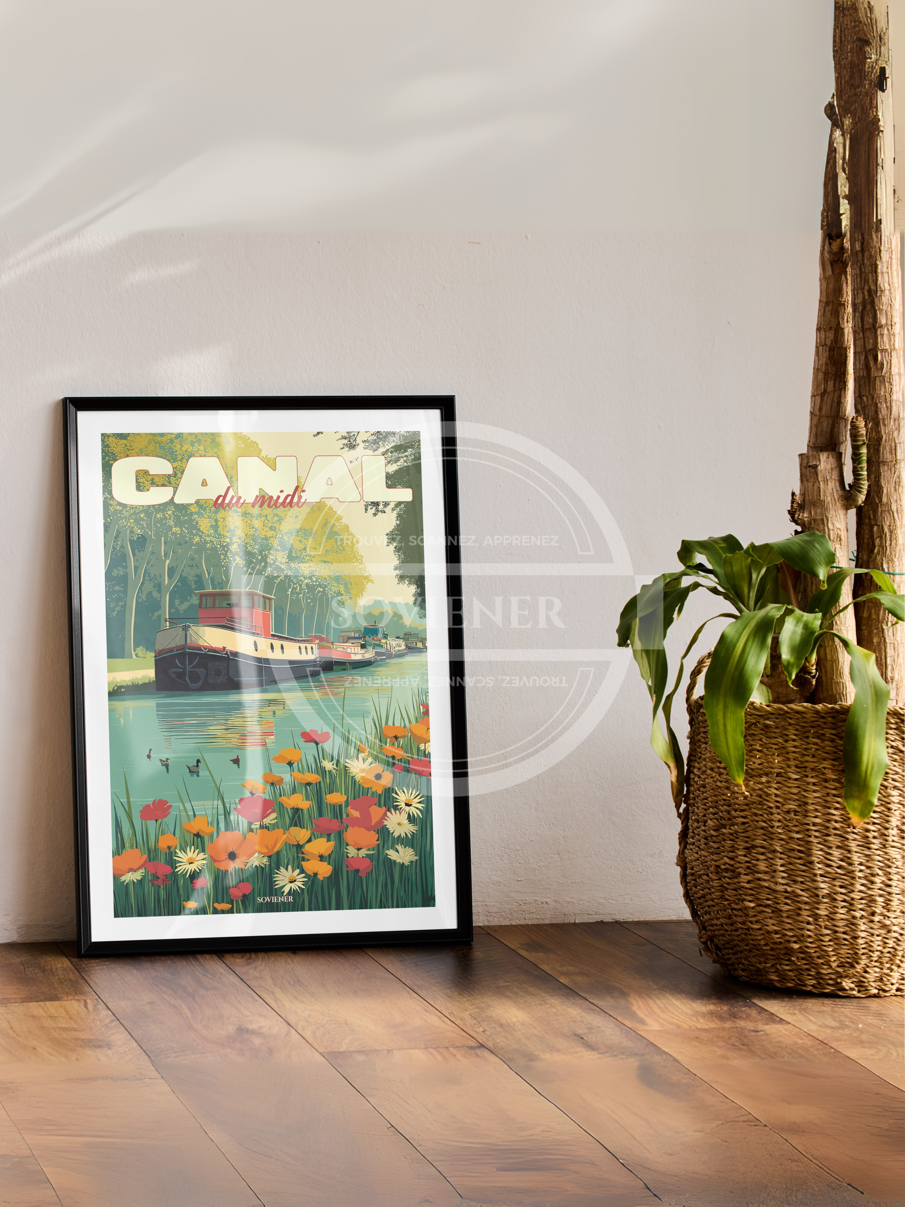 Illustration vintage d'une péniche naviguant sur le Canal du Midi, bordée de fleurs sauvages et de coquelicots rouges sous des platanes, style affiche de voyage rétro, imprimée à Montauban sur papier 350g.