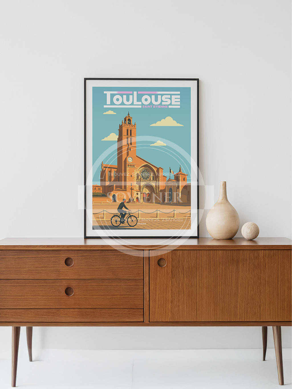 Illustration vintage de la cathédrale Saint-Étienne à Toulouse en briques roses, un cycliste passant devant sur la place, style affiche de voyage rétro, imprimée à Montauban sur papier 350g.
